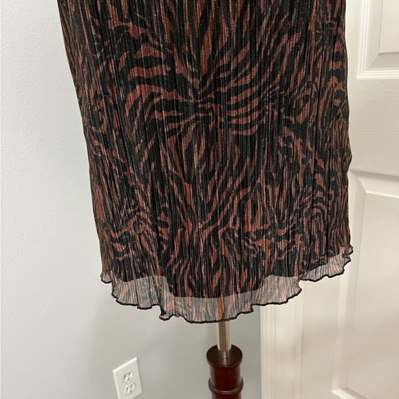 Adrianna Papell pleated Mesh
Sleeveless Blouse. - Picture 5 of 6